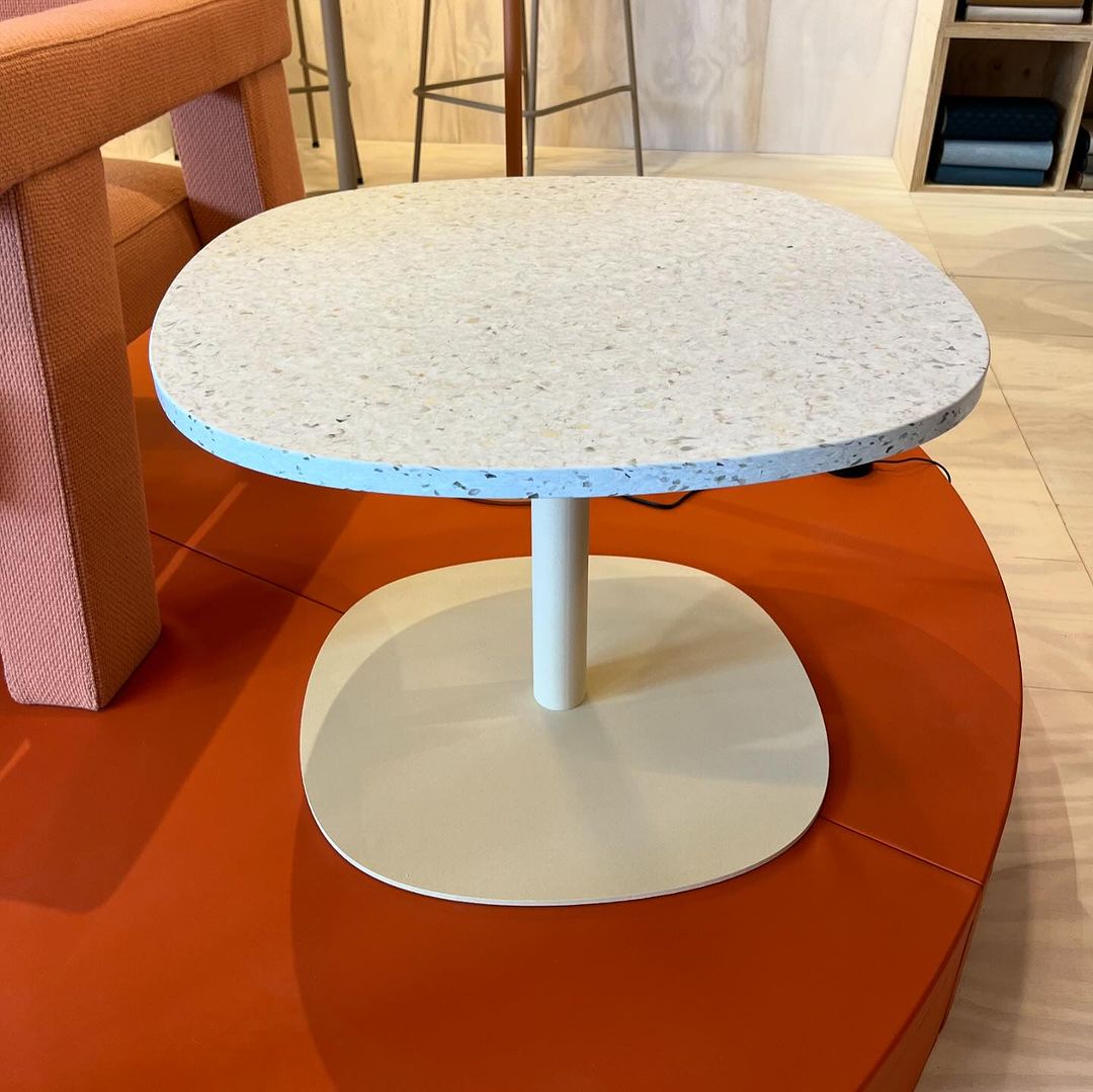 Tafel gemaakt van Smile Plastics Heron voor Bogaert stand op Design District 2024.