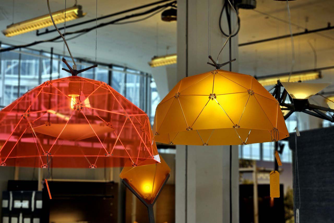 Lartura stond op Design District 2024. Lartura heeft onder andere de Domia-lamp gepresenteerd. De Domia is gemaakt van Satinglas van Pyrasied.
