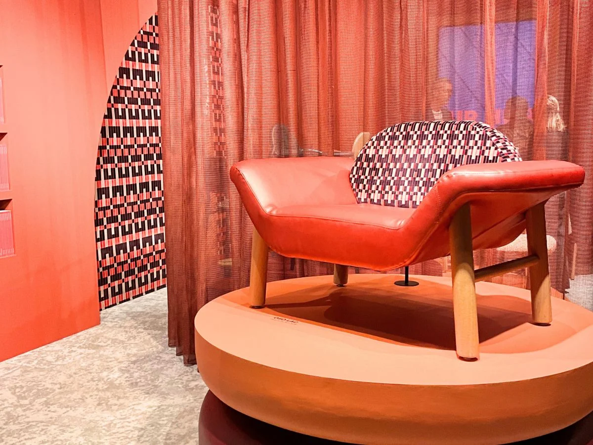 Satelliet stand op Design District 2024. Knal kleuren is een trend bij Design District 2024.