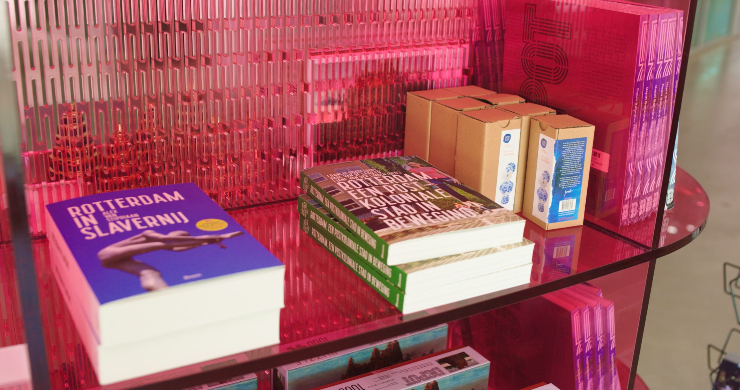 Boijmans roze acrylaat